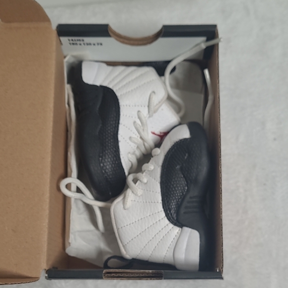 Jordan White and Black Sneakers Classic Basketball Design - Picture 8 of 8